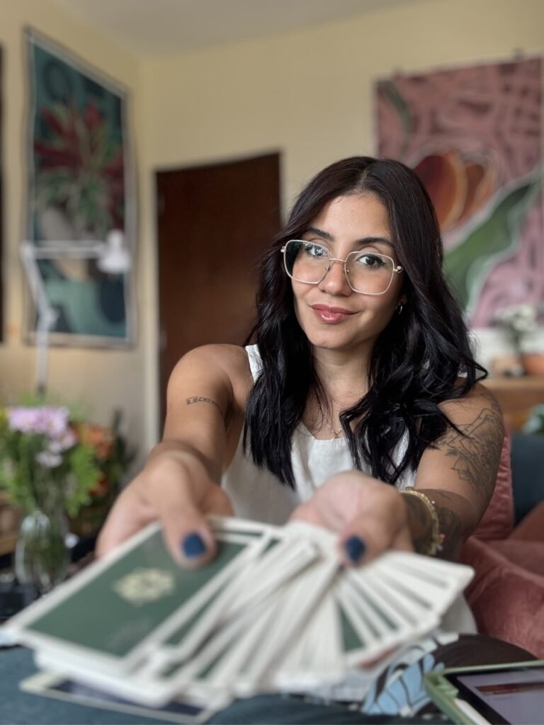 Paula Pádua com cartas